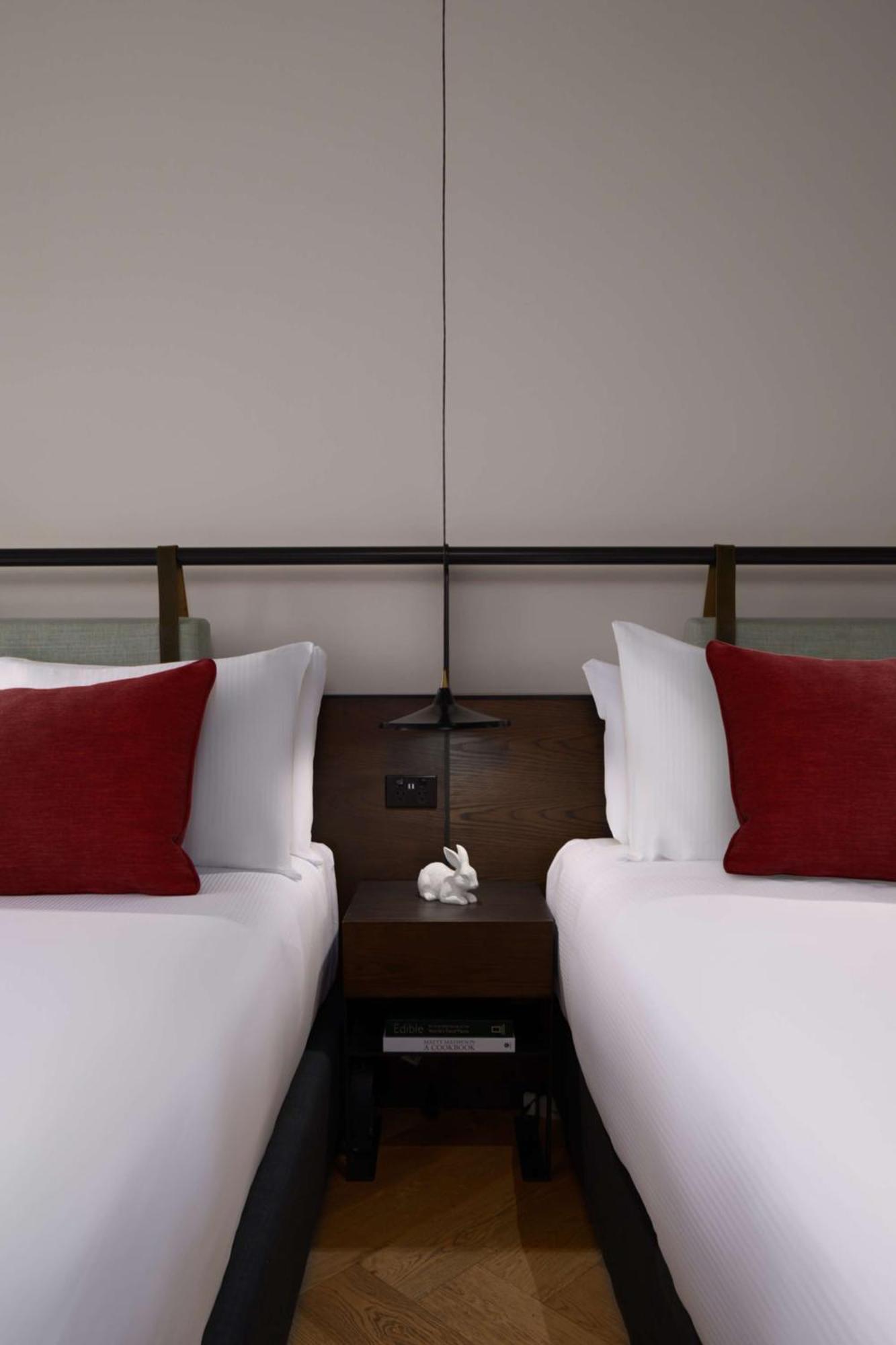 Qt Melbourne Hotel Ngoại thất bức ảnh A bed with a nightstand