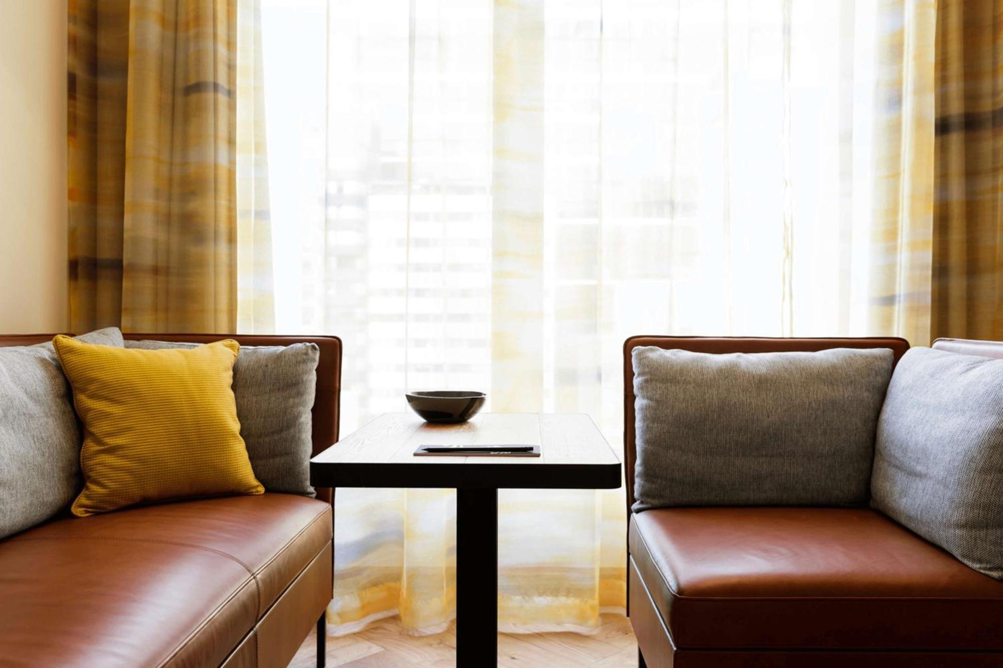 Qt Melbourne Hotel Ngoại thất bức ảnh A table and two chairs
