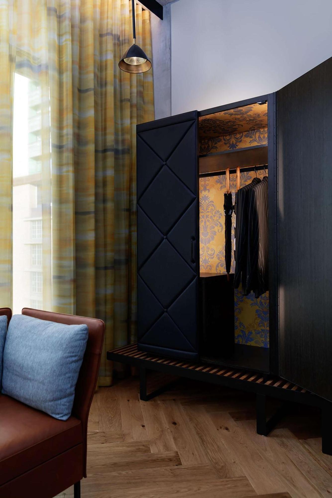 Qt Melbourne Hotel Ngoại thất bức ảnh A wardrobe