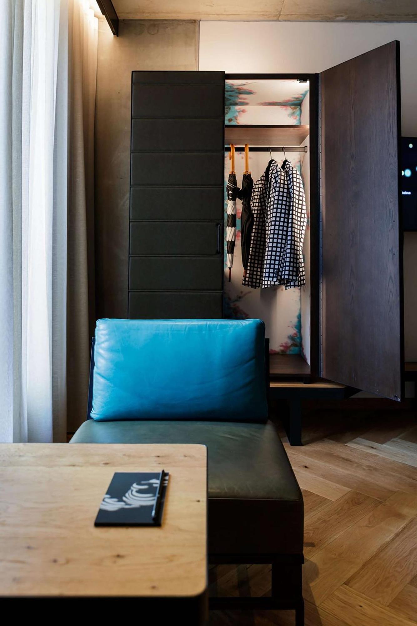 Qt Melbourne Hotel Ngoại thất bức ảnh A blue cushion