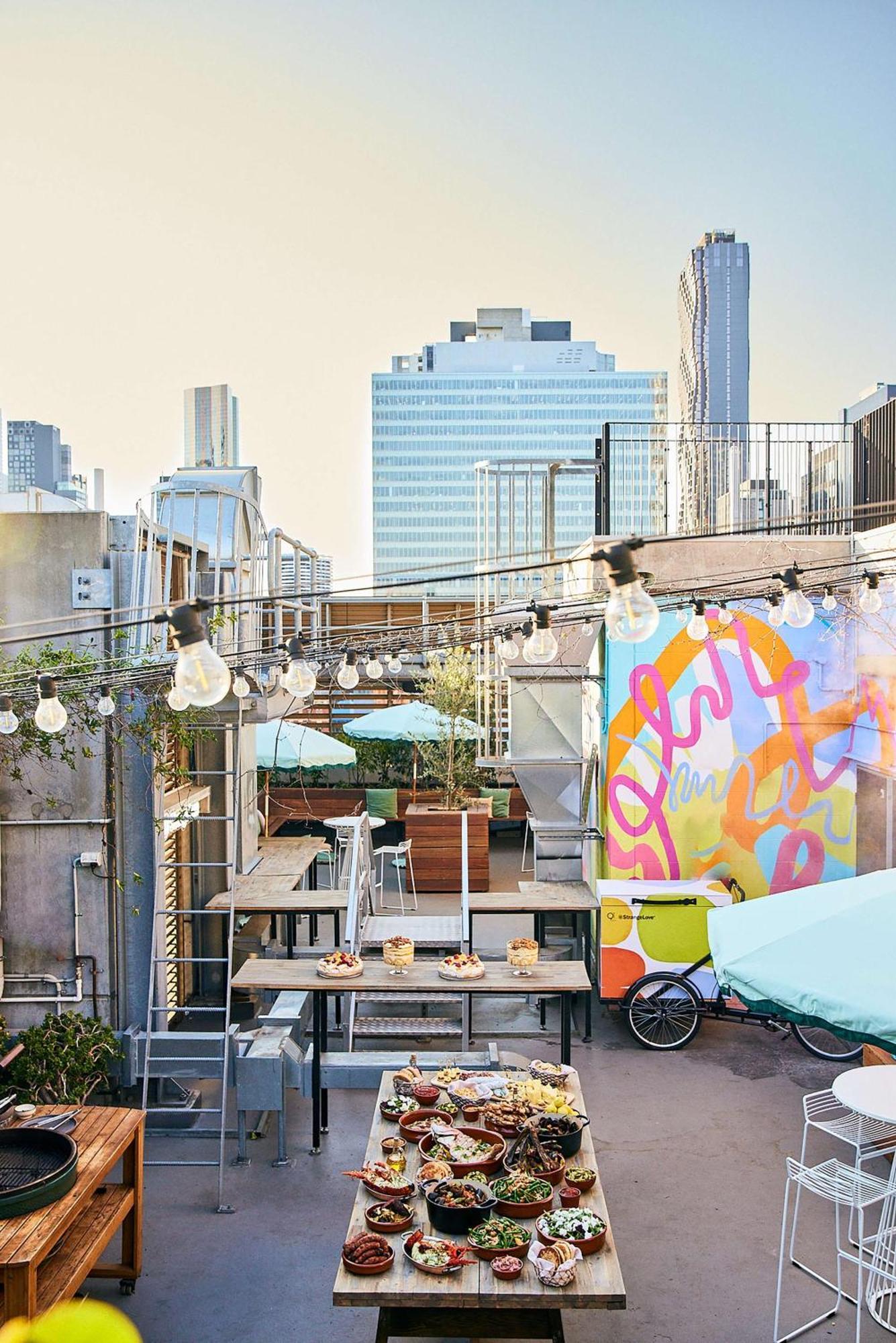 Qt Melbourne Hotel Ngoại thất bức ảnh The rooftop bar at the Standard East Village
