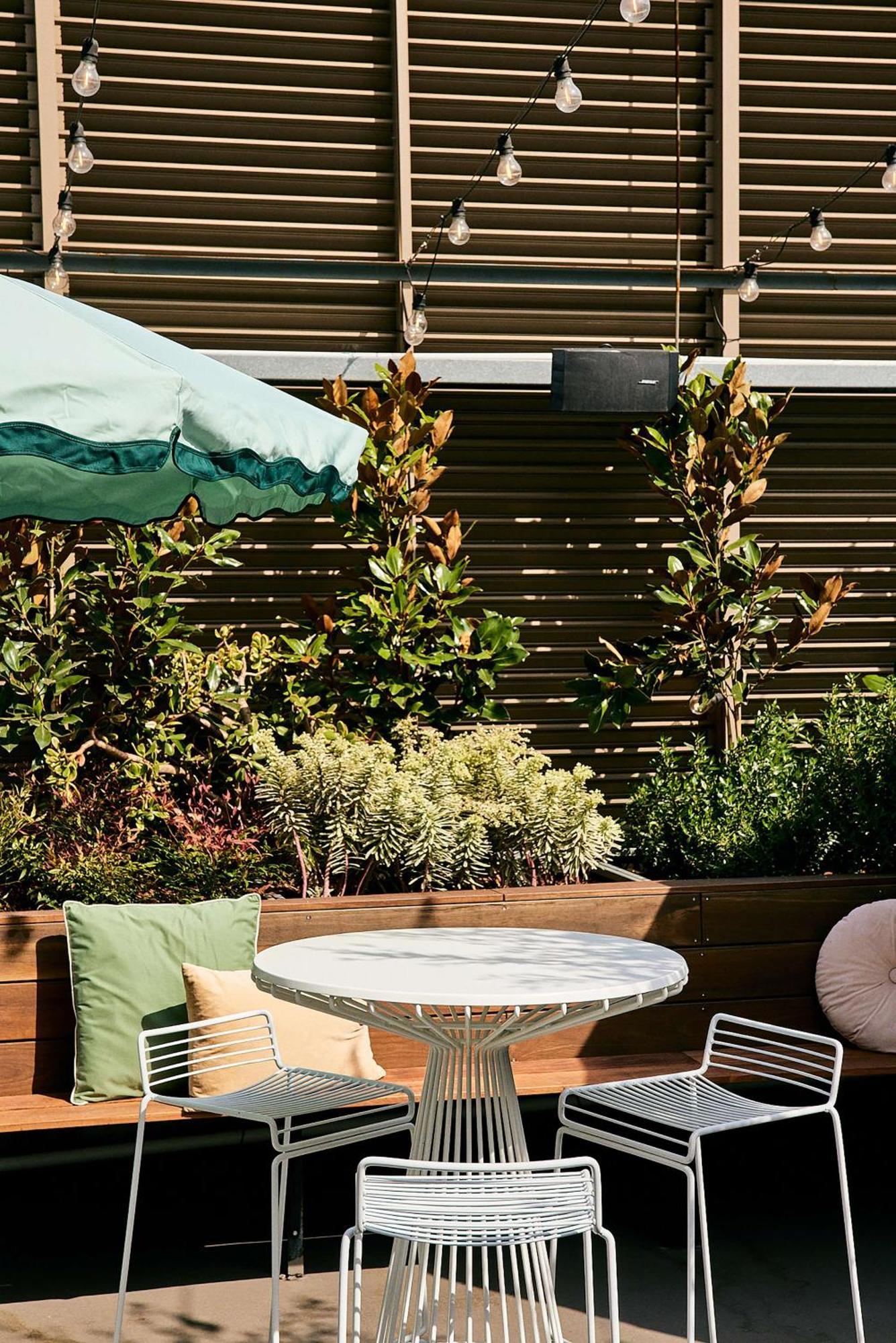 Qt Melbourne Hotel Ngoại thất bức ảnh A balcony garden