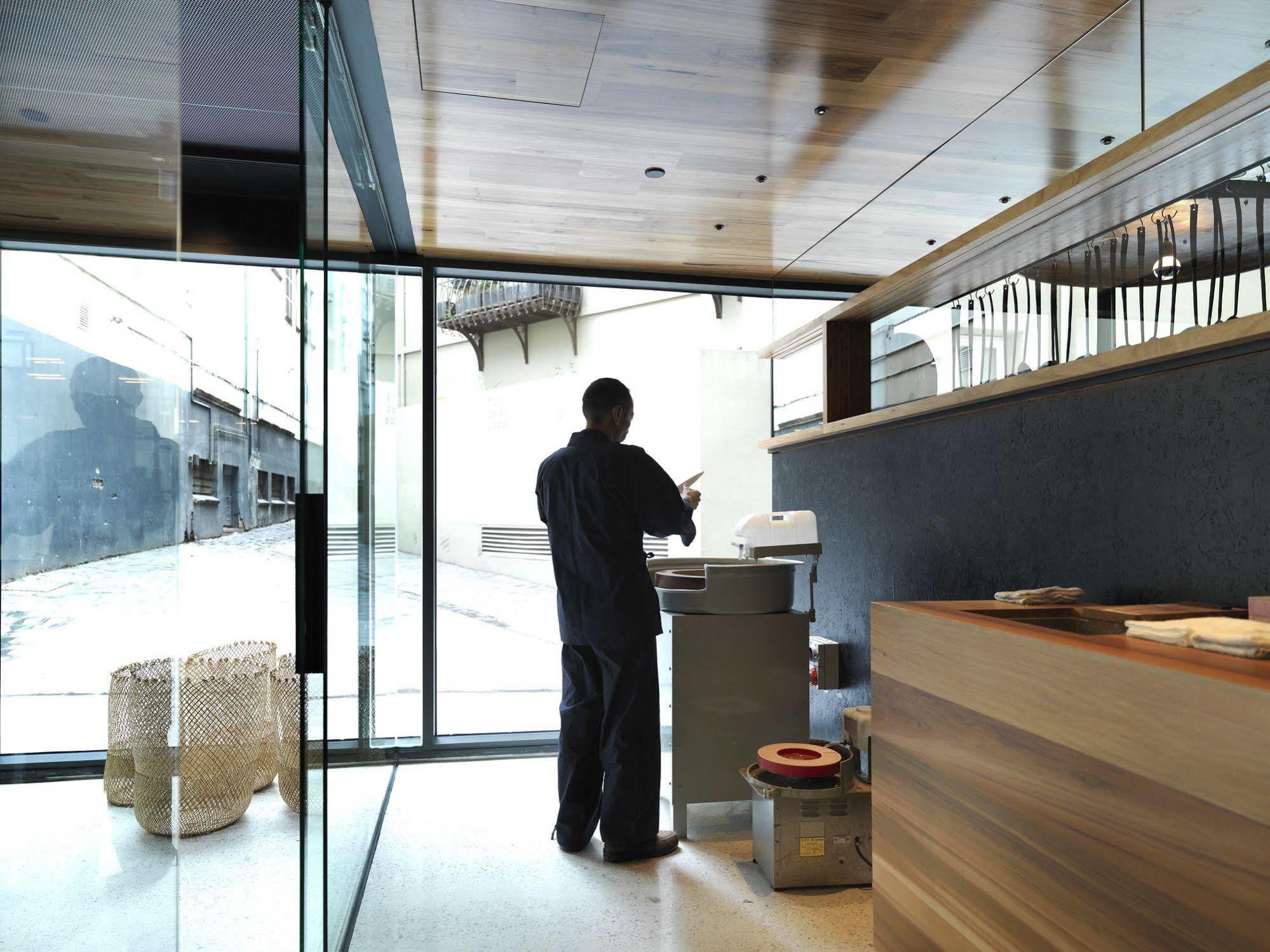 Qt Melbourne Hotel Ngoại thất bức ảnh A barista at work